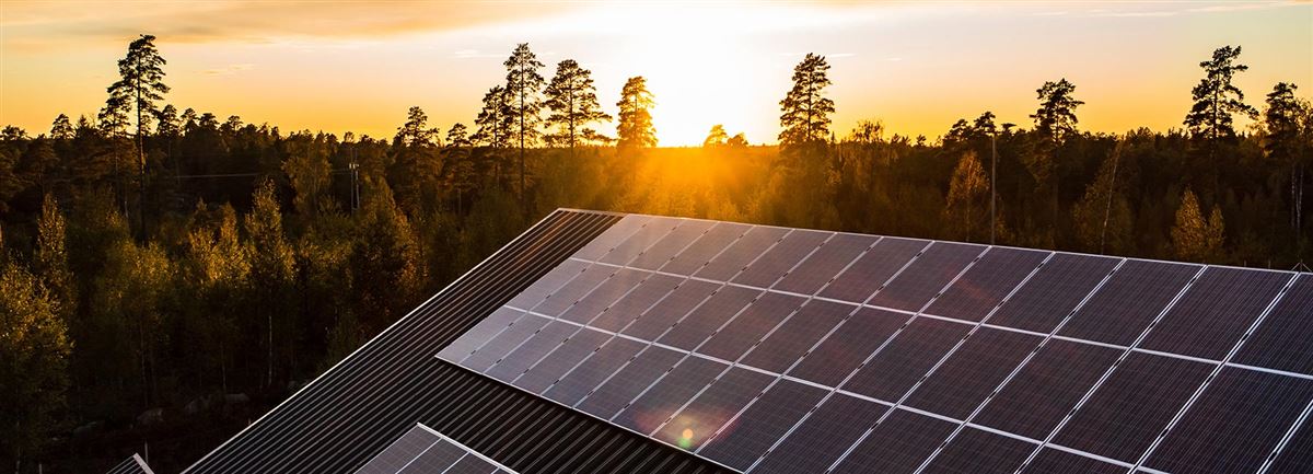 ondergaande zon met zonnepannelen