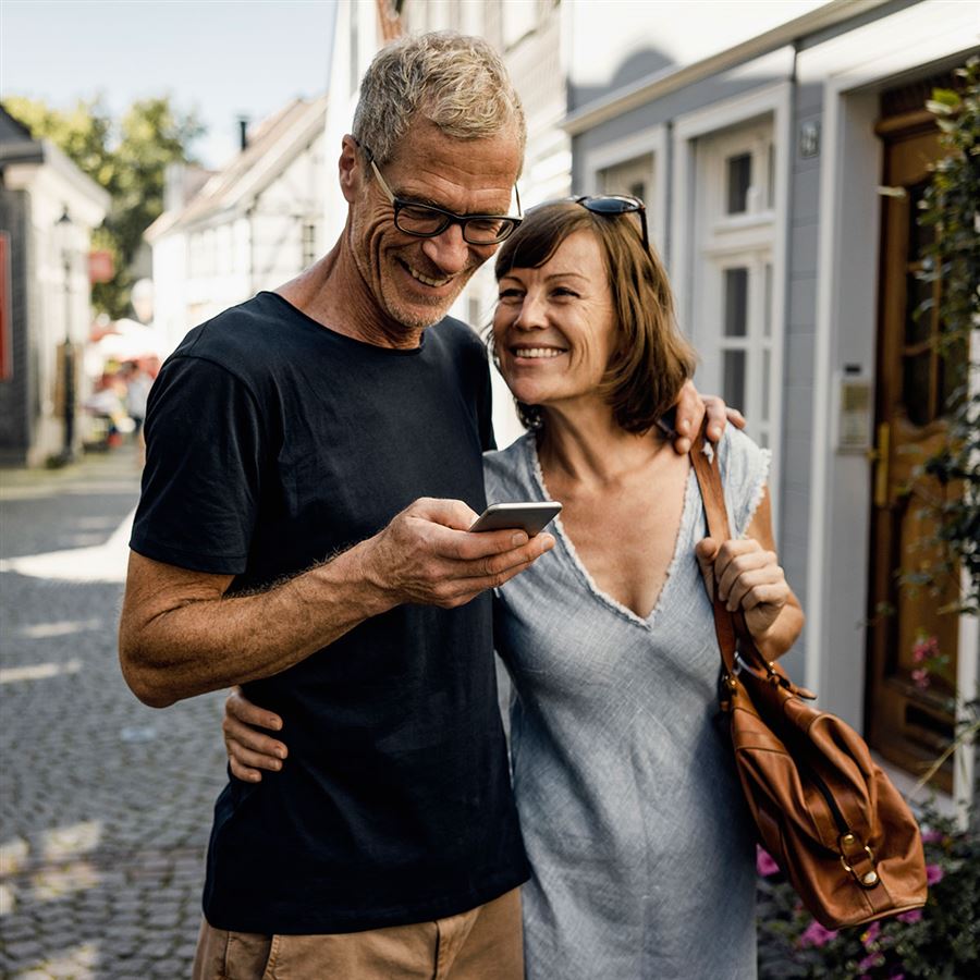 Zweedse huisjes met lachende vrouw op de voorgrond