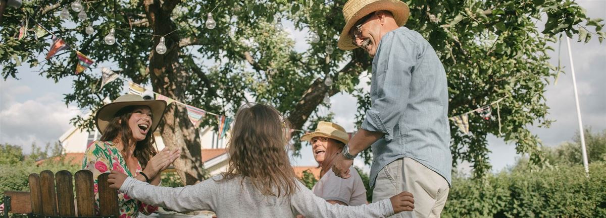 familie viert feest in de tuin