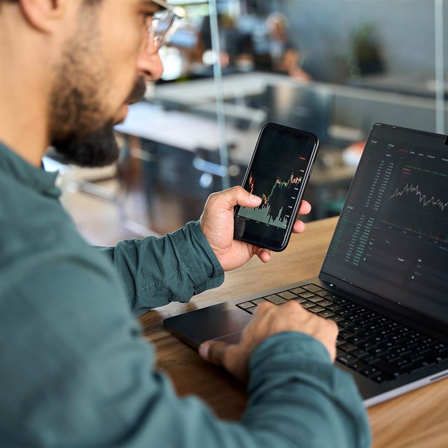 man achter computer looking at stock