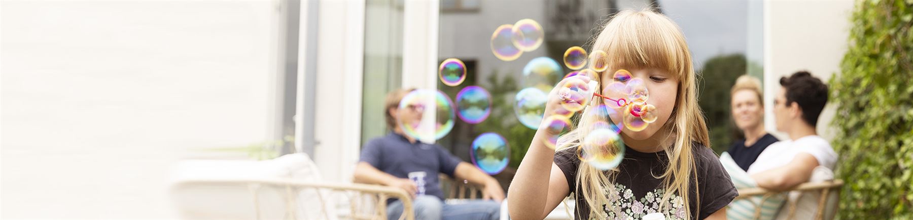 familie die buiten feest viert