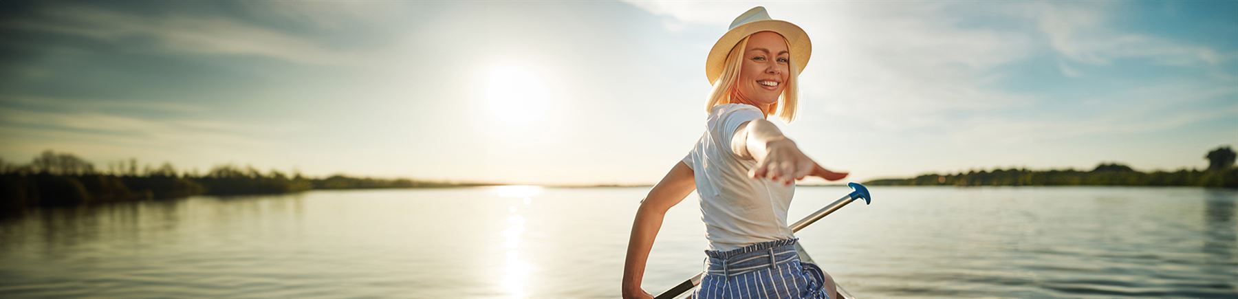 Vrouw met hoed in roeiboot